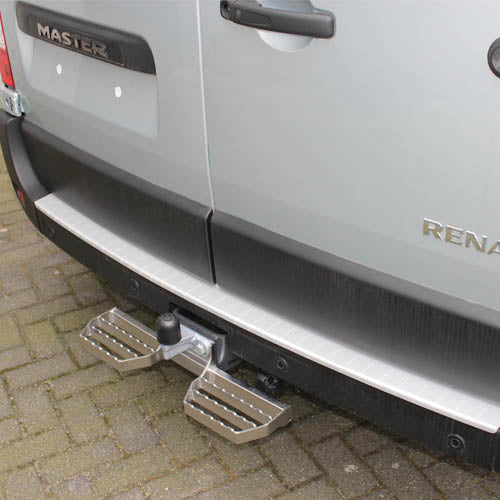 Short step on tow bar